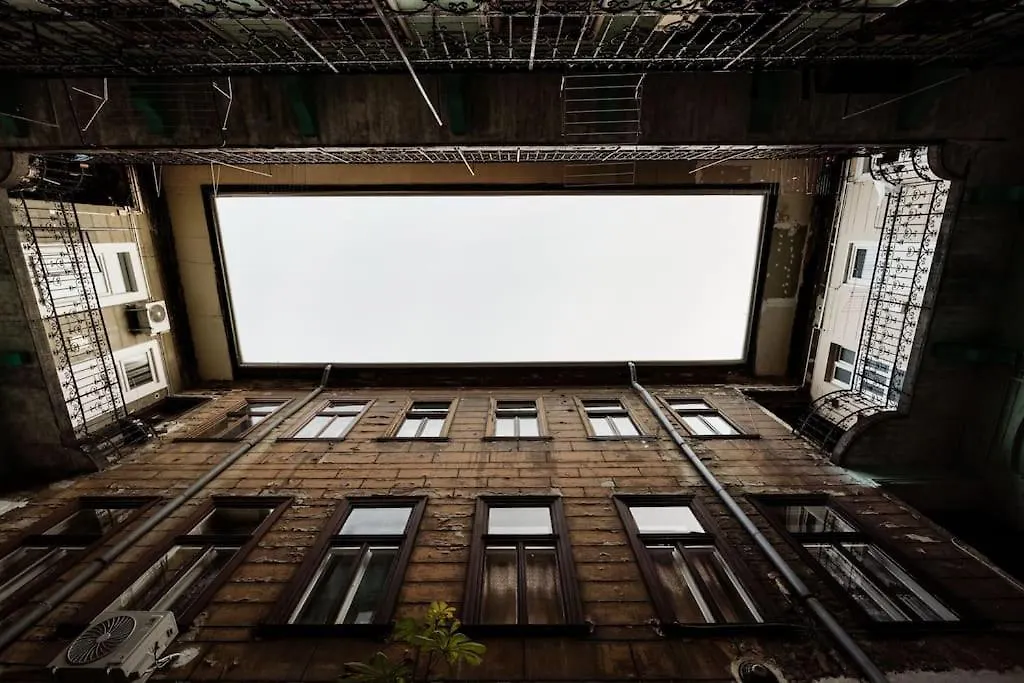 Del 0*, Budapest